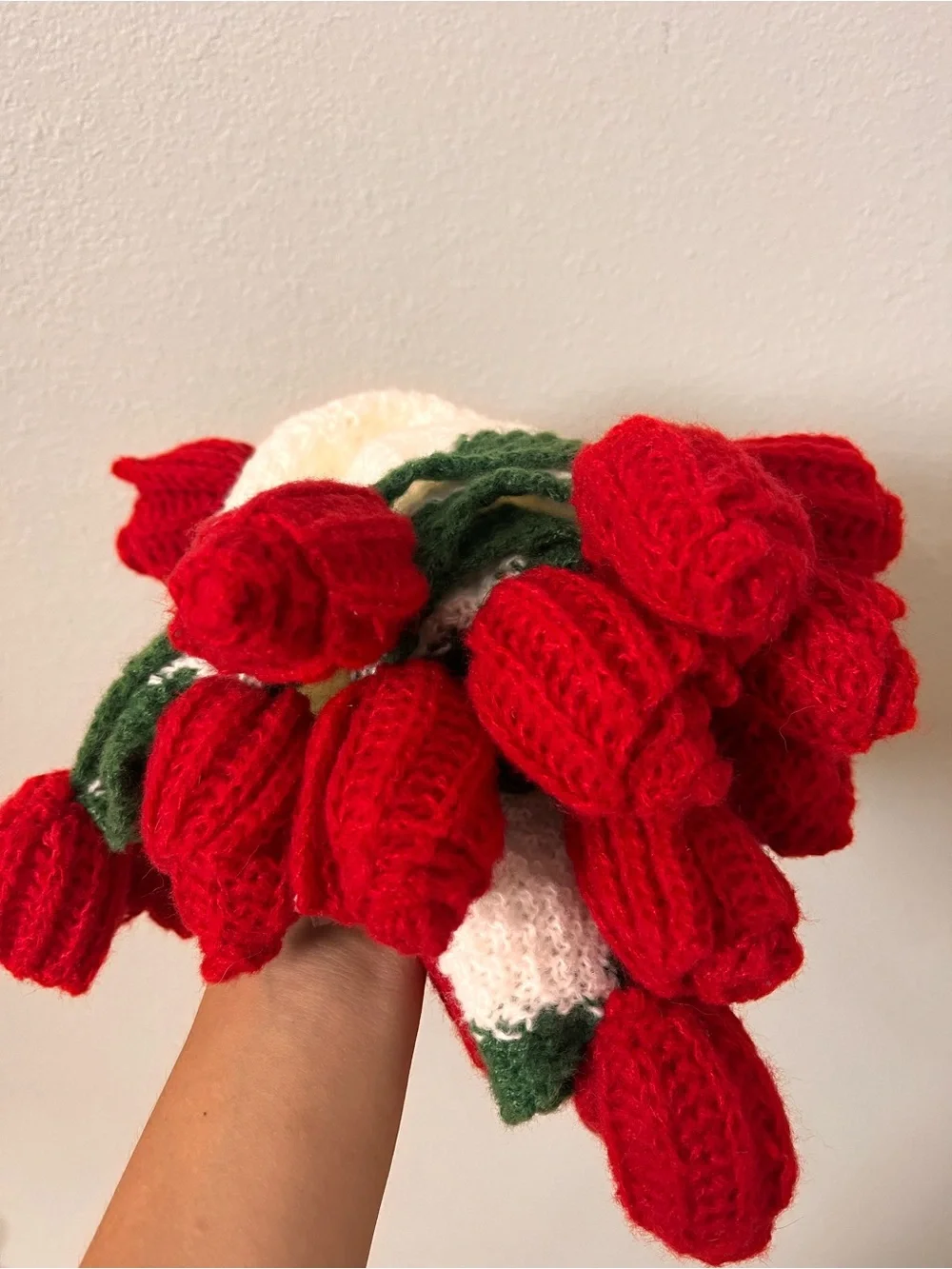 Crochet Red Rose Bouquet Blanket – Luxury Knit Floral Gift